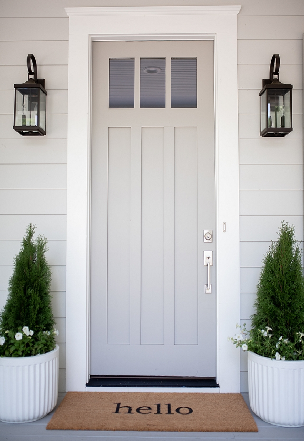 Dorian Gray (Sherwin-Williams) painted front door with Repose Gray siding - @bellsheepstudio. #doriangray #frontdoors #reposegray