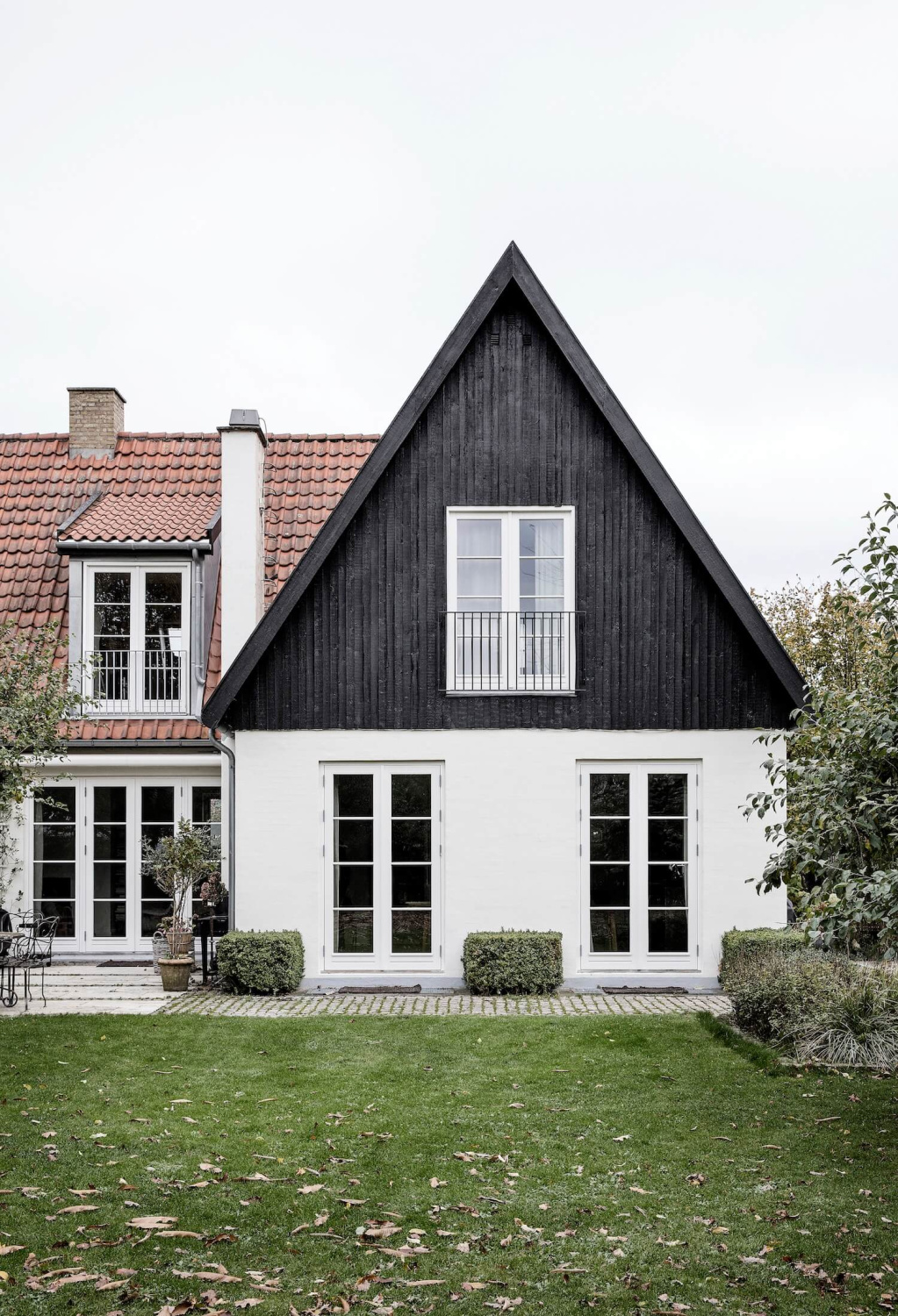 Stunning black and white Danish farmhouse exterior - Kaja Moller (photo: Frederica Furniture). #houseexteriors #Copenhagenhouse #blackandwhite #traditionalstyle #modernfarmhouse