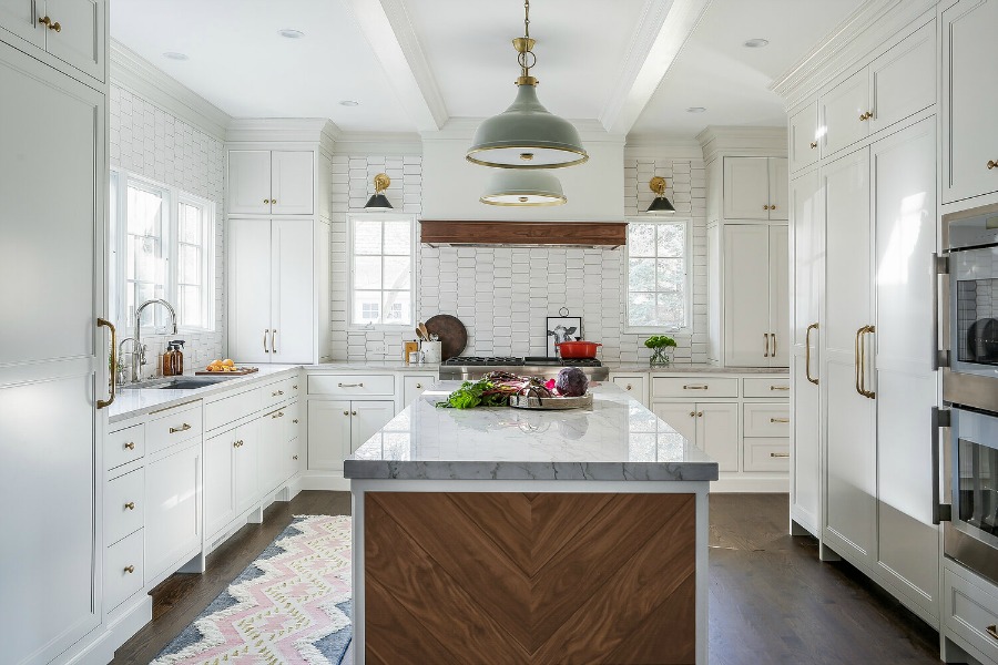 Stunning custom classic traditional white kitchen by Edward Deegan Architects. #kitchendesign #whitekitchencabinets #classickitchen #traditionalstyle #bespokekitchen