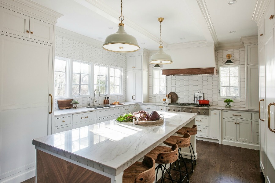 Stunning custom classic traditional white kitchen by Edward Deegan Architects. #kitchendesign #whitekitchencabinets #classickitchen #traditionalstyle #bespokekitchen