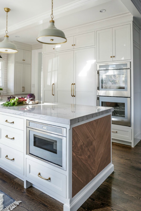 Stunning custom classic traditional white kitchen by Edward Deegan Architects. #kitchendesign #whitekitchencabinets #classickitchen #traditionalstyle #bespokekitchen