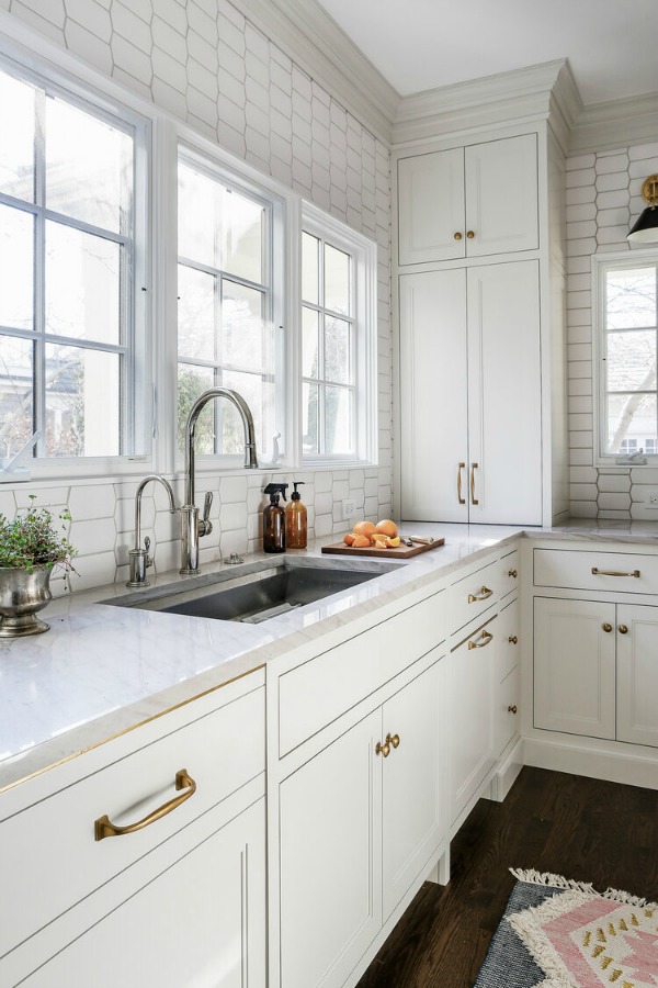 Stunning custom classic traditional white kitchen by Edward Deegan Architects. #kitchendesign #whitekitchencabinets #classickitchen #traditionalstyle #bespokekitchen