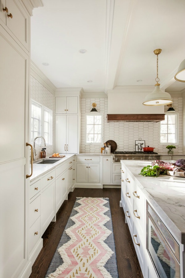 Stunning custom classic traditional white kitchen by Edward Deegan Architects. #kitchendesign #whitekitchencabinets #classickitchen #traditionalstyle #bespokekitchen