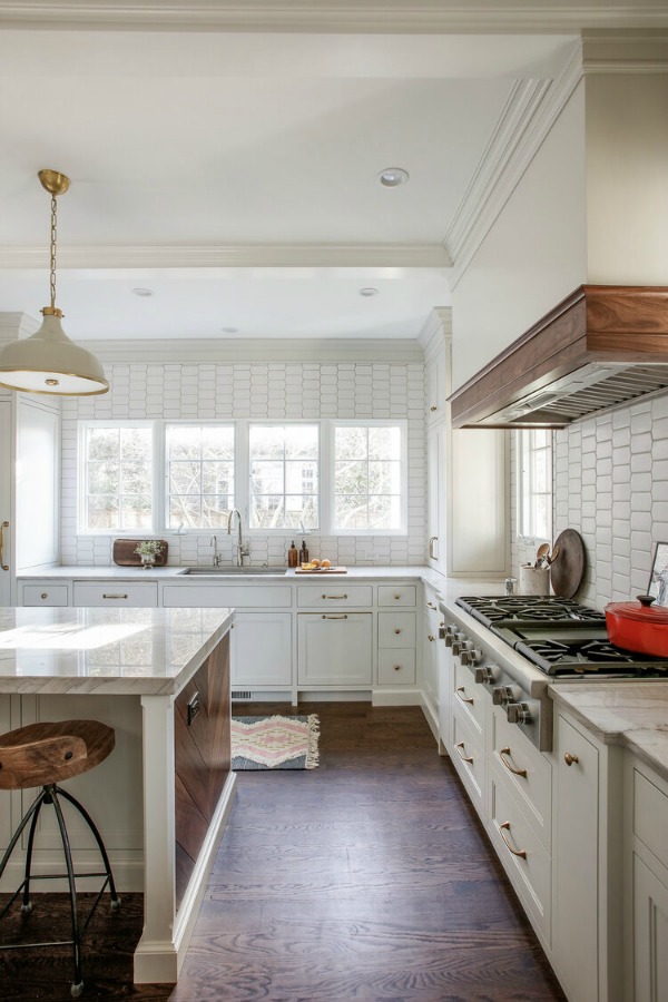 Stunning classic traditional white kitchen by Edward Deegan Architects. #kitchendesign #whitekitchencabinets #classickitchen #traditionalstyle