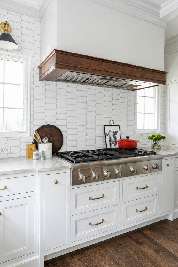 Stunning classic traditional white kitchen by Edward Deegan Architects. #kitchendesign #whitekitchencabinets #classickitchen #traditionalstyle