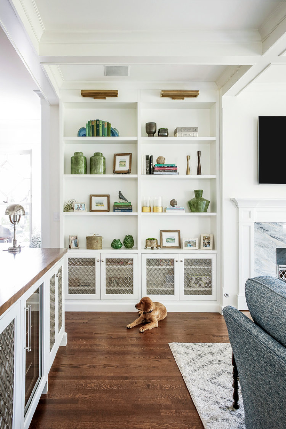 White painted built-ins in a living room with custom millwork and architecture by Edward Deegan. #builtins #classicstyle #livingroom