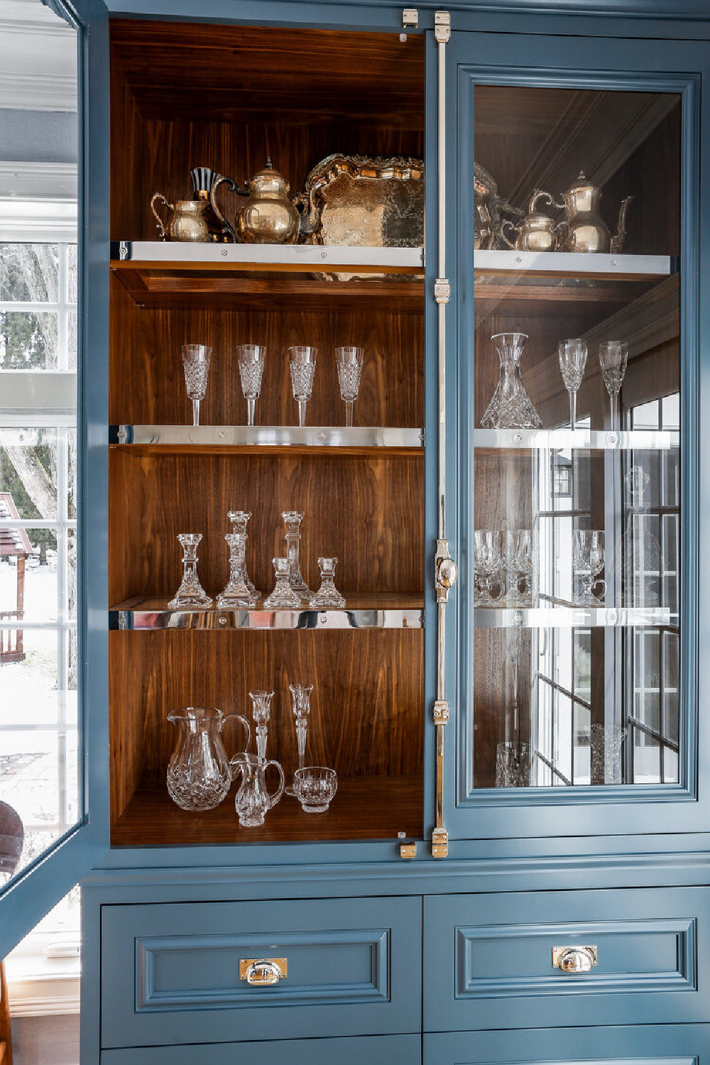 Beautiful blue kitchen ideas - this hutch with glass doors in a classic kitchen has an unfitted look by Edward Deegan Architects. #bluekitchen #customkitchen