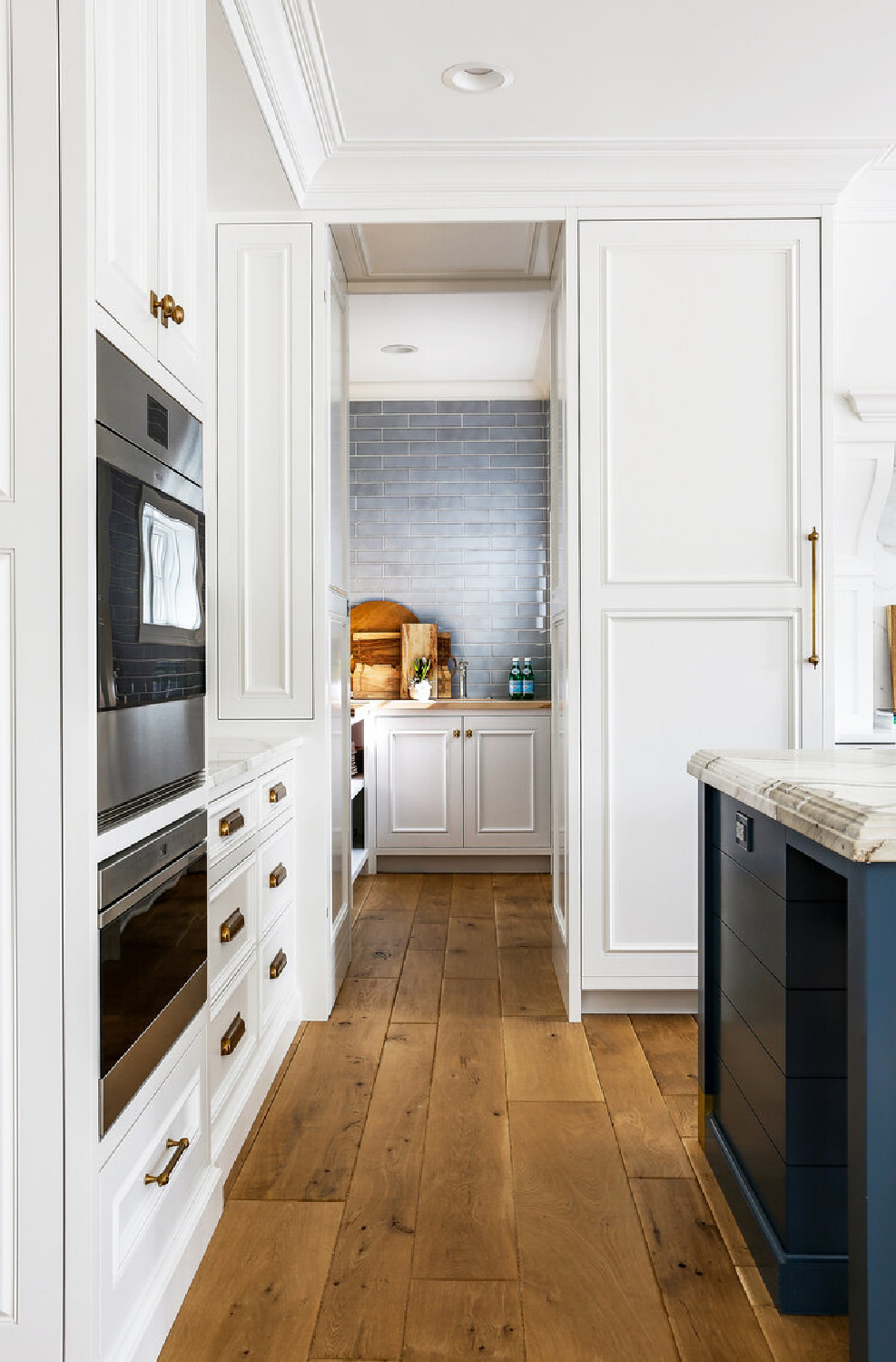 White Shaker cabinets in a classic kitchen by Edward Deegan Architects. Find more blue kitchen ideas in this story! #shakercabinets #classickitchen #wallovens