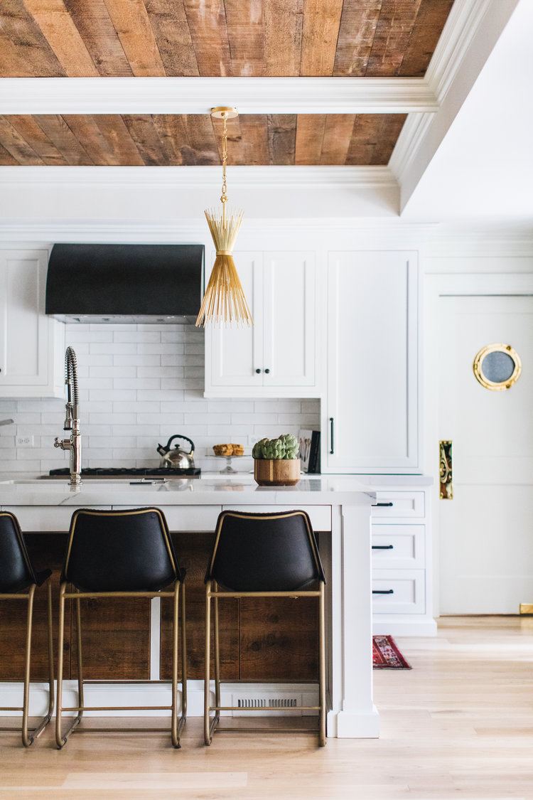 Timeless, traditional, and classic, this black and white modern farmhouse kitchen by Edward Deegan feels approachable yet luxurious. #modernfarmhouse #interiordesign #blackandwhite #kitchendesign