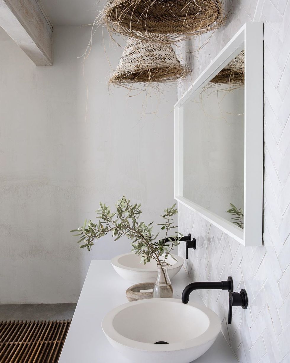 Warm and rustic modern bathroom design with concrete skimmed walls in a master bath by Leanne Ford on HGTV's Rock the Block. #bathroomdesign #rusticmodern #vintageboho #interiordesign #leanneford