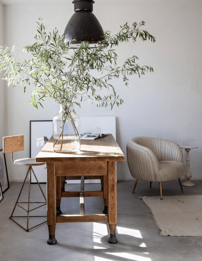 Leanne Ford designed serene and vintage cool study in HGTV's Rock the Block. Come see White & Rustic Country Interiors: 19 Ideas to Add Whimsy. #leanneford #vintagestyle #rocktheblock #interiordesign