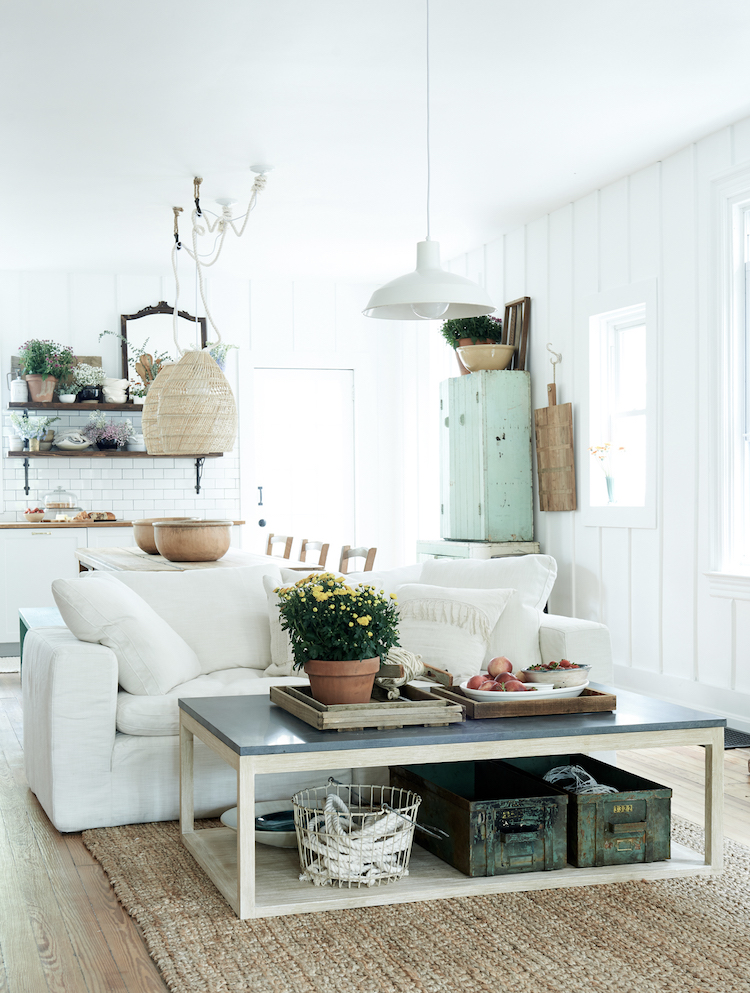 Family room and modern farmhouse kitchen in the Faraci home. #restoredbythefords #leanneford #modernfarmhouse #interiordesign #familyroom