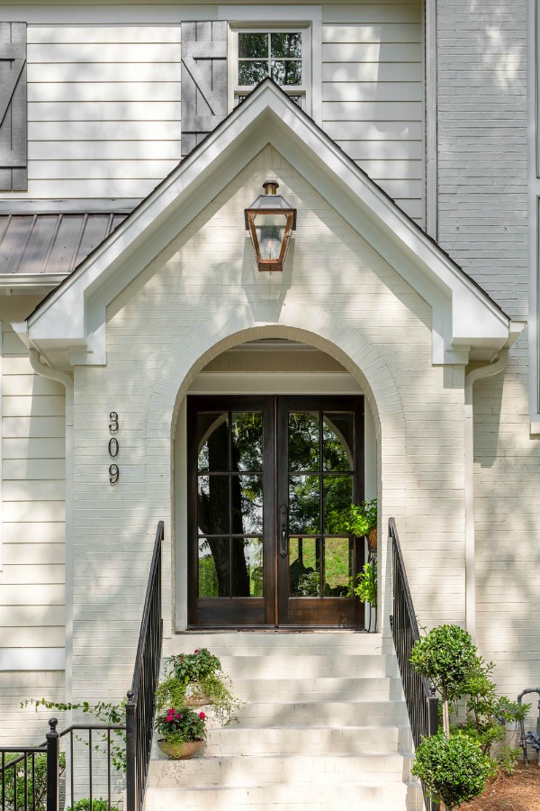 Beautiful white modern farmhouse house exterior in Birmingham - Willow Homes. #whitehouseexterior #houseexterior #housedesign #modernfarmhouse