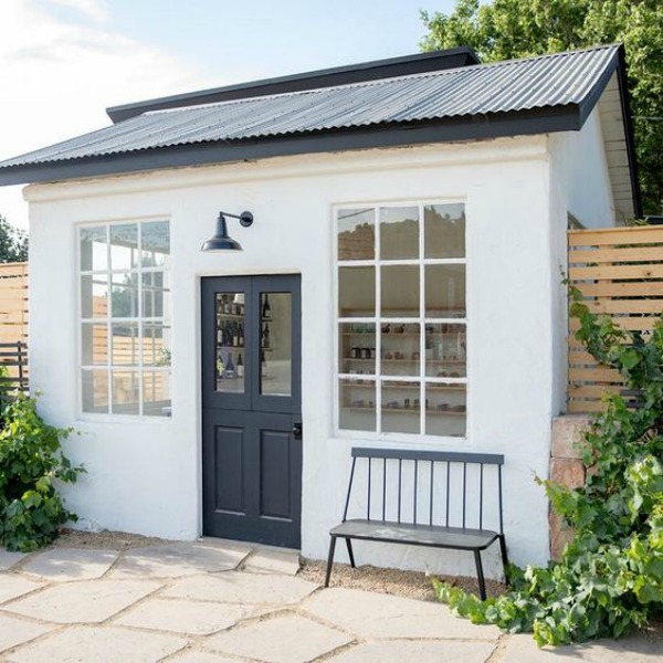 Sweet mini black and white garden house - Schoolhouse.