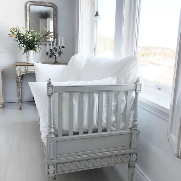 Scandi style interior with beautiful vintage daybed and white on white decor - Cathrine Aust. #swedishstyle #gustavianstyle #antiques #daybed #frenchnordicliving