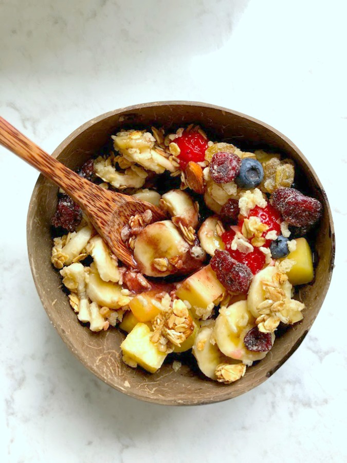 Homemade Granola Acai Bowl - learn Hello Lovely's recipe and sources for the most delicious healthy and wholesome breakfast bowl! #acaibowl #breakfastrecipes #granolarecipes