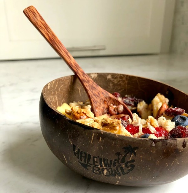 Homemade Granola Acai Bowl - learn Hello Lovely's recipe and sources for the most delicious healthy and wholesome breakfast bowl! #acaibowl #breakfastrecipes #granolarecipes