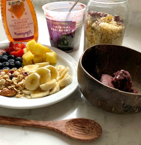 Homemade Granola Acai Bowl - learn Hello Lovely's recipe and sources for the most delicious healthy and wholesome breakfast bowl! #acaibowl #breakfastrecipes #granolarecipes