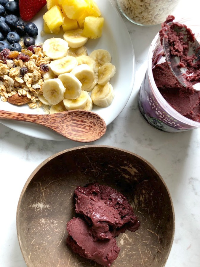 Homemade Granola Acai Bowl - learn Hello Lovely's recipe and sources for the most delicious healthy and wholesome breakfast bowl! #acaibowl #breakfastrecipes #granolarecipes