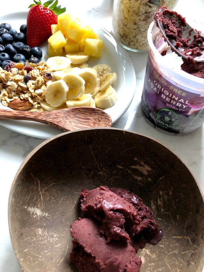 Homemade Granola Acai Bowl - learn Hello Lovely's recipe and sources for the most delicious healthy and wholesome breakfast bowl! #acaibowl #breakfastrecipes #granolarecipes