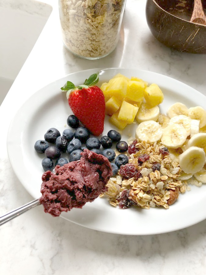 Homemade Granola Acai Bowl - learn Hello Lovely's recipe and sources for the most delicious healthy and wholesome breakfast bowl! #acaibowl #breakfastrecipes #granolarecipes