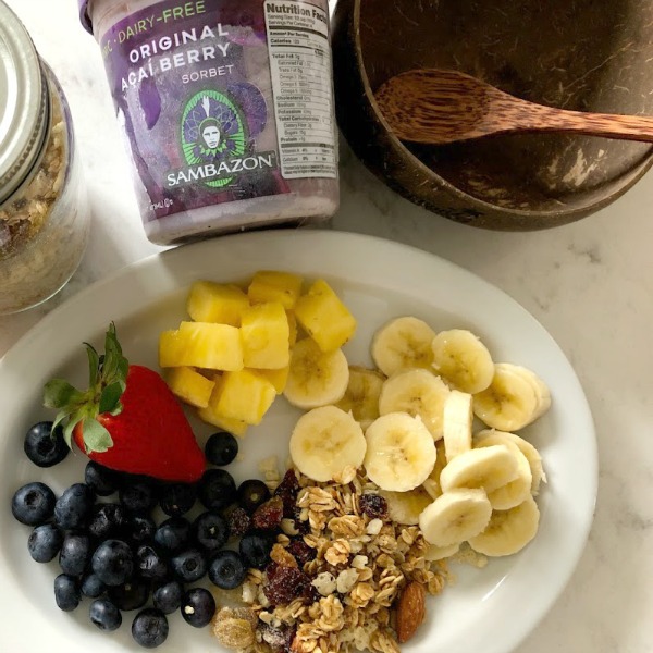 Homemade Granola Acai Bowl - learn Hello Lovely's recipe and sources for the most delicious healthy and wholesome breakfast bowl! #acaibowl #breakfastrecipes #granolarecipes