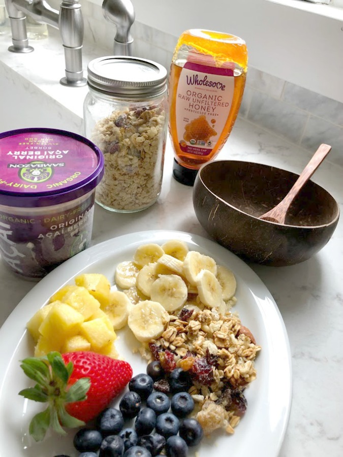 Homemade Granola Acai Bowl - learn Hello Lovely's recipe and sources for the most delicious healthy and wholesome breakfast bowl! #acaibowl #breakfastrecipes #granolarecipes