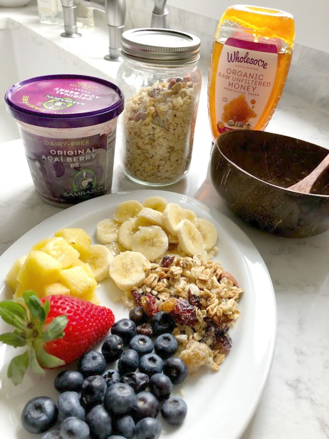 Homemade Granola Acai Bowl - learn Hello Lovely's recipe and sources for the most delicious healthy and wholesome breakfast bowl! #acaibowl #breakfastrecipes #granolarecipes