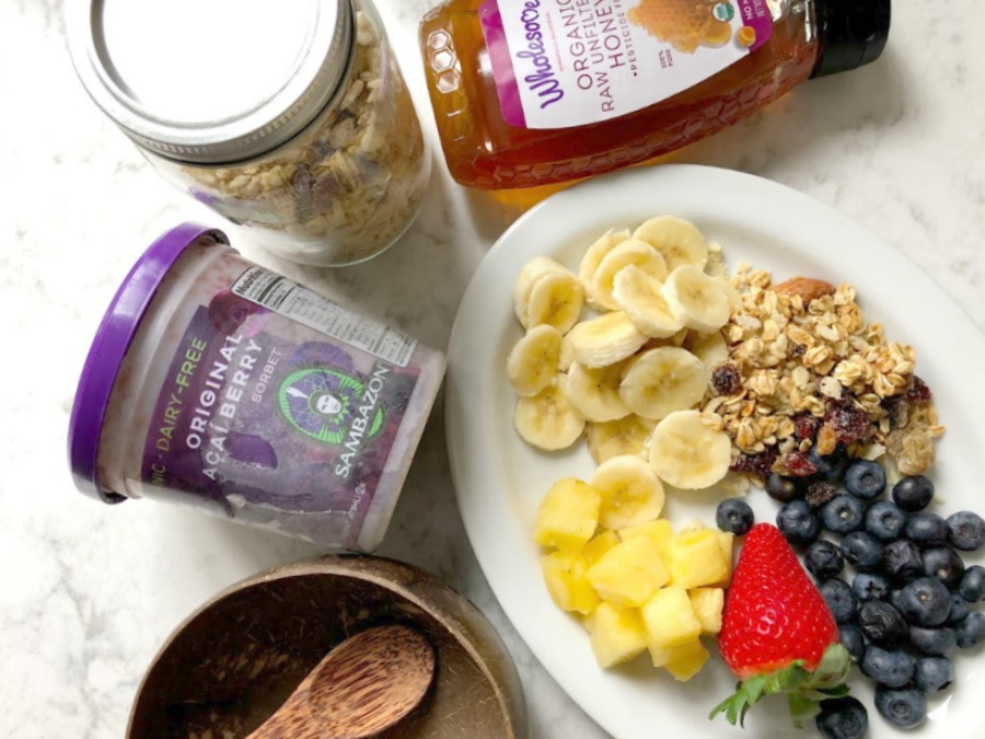 Homemade Granola Acai Bowl - learn Hello Lovely's recipe and sources for the most delicious healthy and wholesome breakfast bowl! #acaibowl #breakfastrecipes #granolarecipes