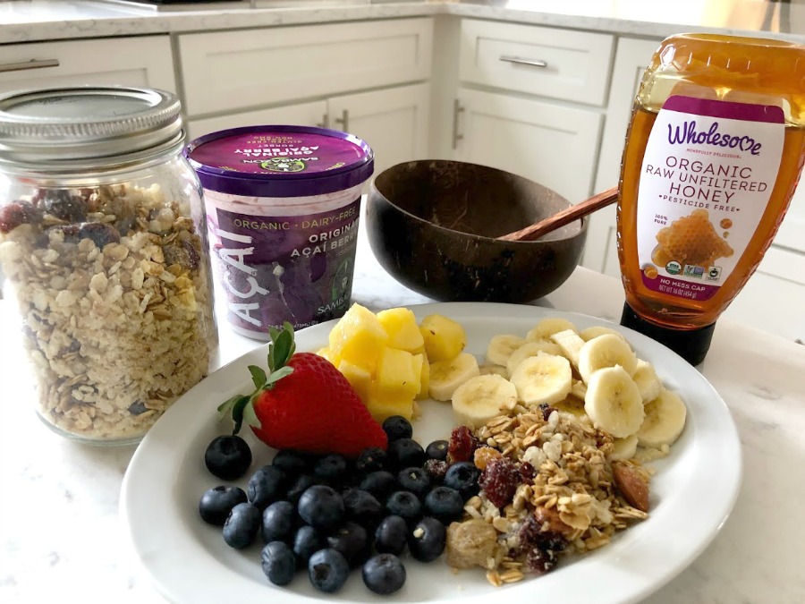 Homemade Granola Acai Bowl - learn Hello Lovely's recipe and sources for the most delicious healthy and wholesome breakfast bowl! #acaibowl #breakfastrecipes #granolarecipes