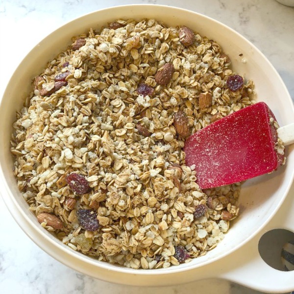 Homemade Granola Acai Bowl - learn Hello Lovely's recipe and sources for the most delicious healthy and wholesome breakfast bowl! #acaibowl #breakfastrecipes #granolarecipes