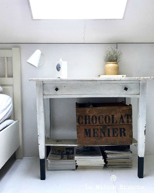 Serene and perfectly imperfect French Nordic vintage style vignette by La Maison Blanche. #frenchnordicstyle #serenedecor #vintagedecor