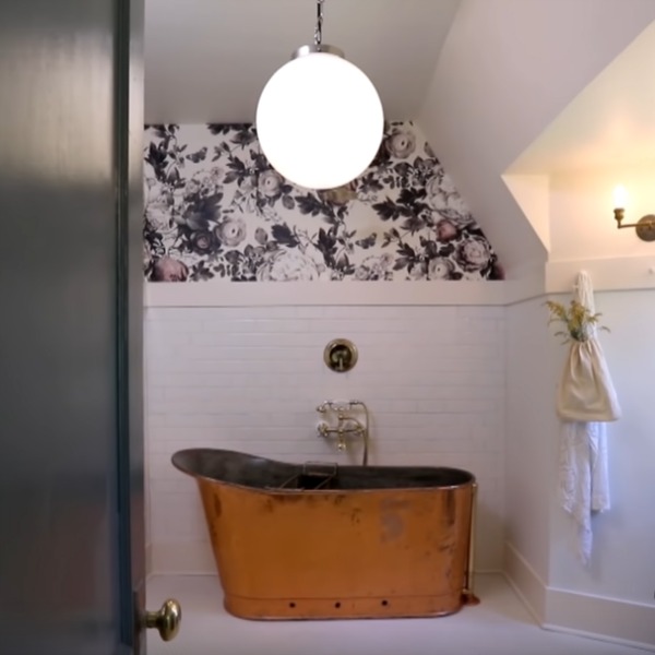 Unforgettable minimal luxe bathroom by Leanne Ford with copper bathtub and Ellie Cashman Summer Squall wallpaper. #elliecashman #wallpaper #summersquall #bathroomdesign #leanneford #ppgphantom