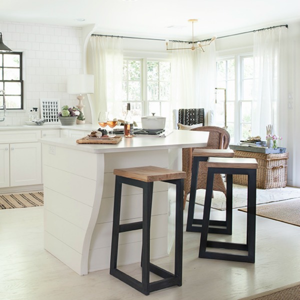 Sherry Hart's gorgeous white kitchen in Atlanta. #whitekitchen #blackandwhitekitchen #kitchendesign