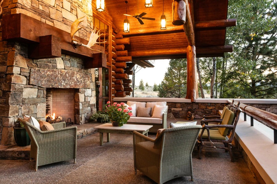 Handsome, rugged, and rustic yet sophisticated and luxurious, this Tom Stringer designed interior oozes comfort. #interiordesign #mountainlodge #luxuryhome #rusticluxe