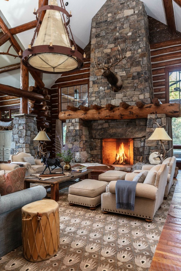 Handsome, rugged, and rustic yet sophisticated and luxurious, this Tom Stringer designed interior oozes comfort. #interiordesign #mountainlodge #luxuryhome #rusticluxe