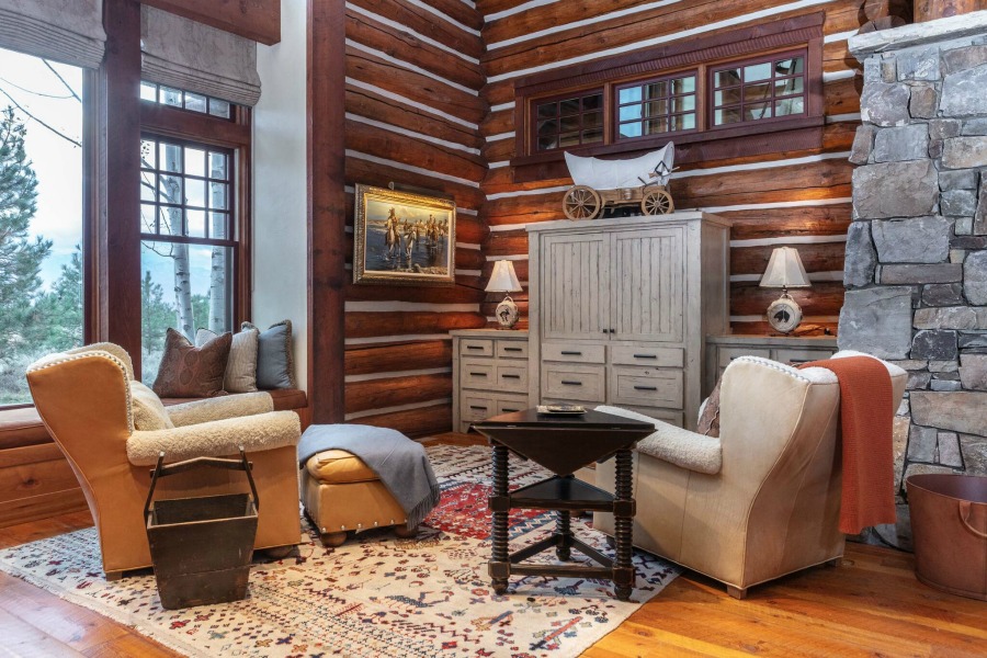 Handsome, rugged, and rustic yet sophisticated and luxurious, this Tom Stringer designed interior oozes comfort. #interiordesign #mountainlodge #luxuryhome #rusticluxe