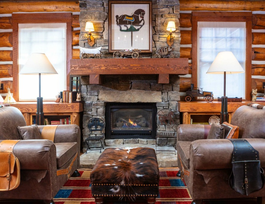 Handsome, rugged, and rustic yet sophisticated and luxurious, this Tom Stringer designed interior oozes comfort. #interiordesign #mountainlodge #luxuryhome #rusticluxe