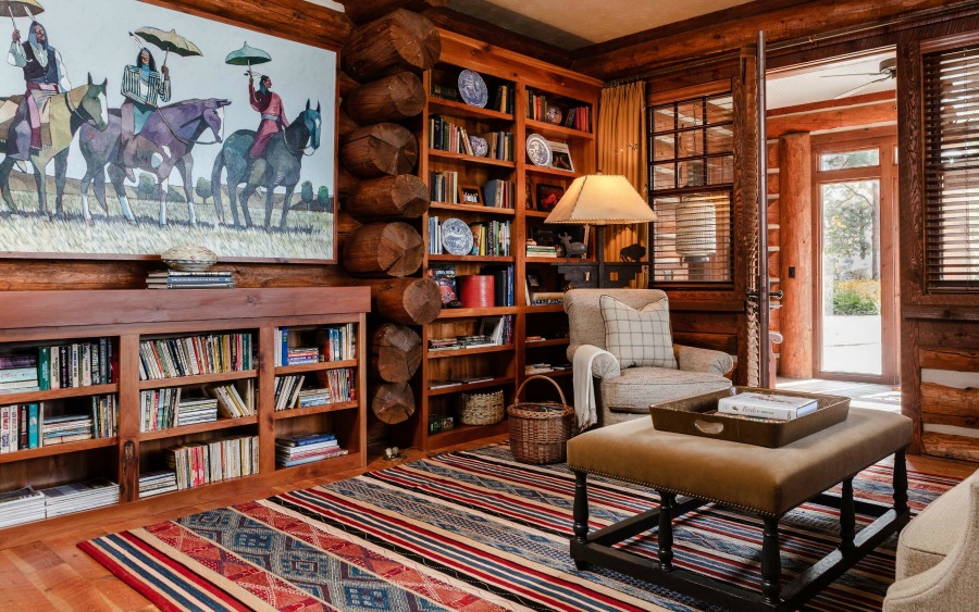 Handsome, rugged, and rustic yet sophisticated and luxurious, this Tom Stringer designed interior oozes comfort. #interiordesign #mountainlodge #luxuryhome #rusticluxe