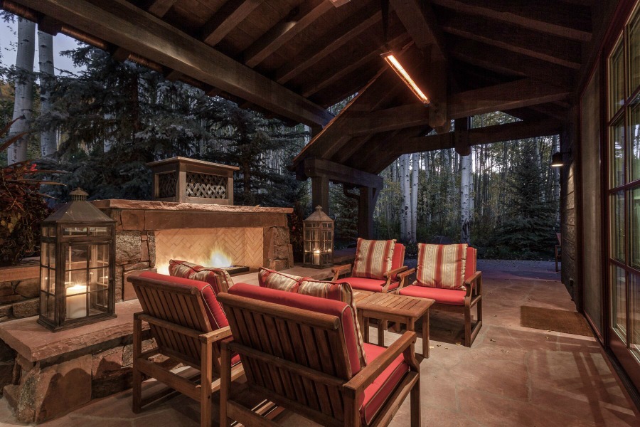 Handsome, rugged, and rustic yet sophisticated and luxurious, this Tom Stringer designed interior oozes comfort. #interiordesign #mountainlodge #luxuryhome #rusticluxe