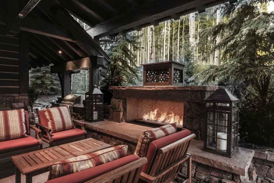 Handsome, rugged, and rustic yet sophisticated and luxurious, this Tom Stringer designed interior oozes comfort. #interiordesign #mountainlodge #luxuryhome #rusticluxe