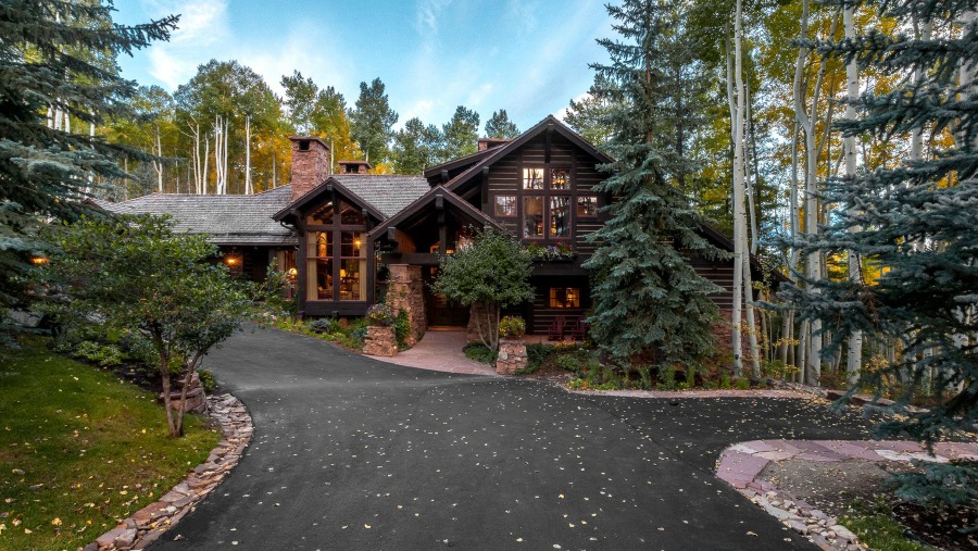 Handsome, rugged, and rustic yet sophisticated and luxurious, this Tom Stringer designed interior oozes comfort. #interiordesign #mountainlodge #luxuryhome #rusticluxe