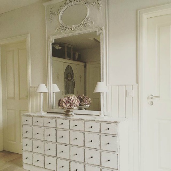 White on white decor in a charming French Nordic entry - Villa Jenal. #frenchnordicstyle #interiordesign #entry #vintagefurniture #allwhitedecor