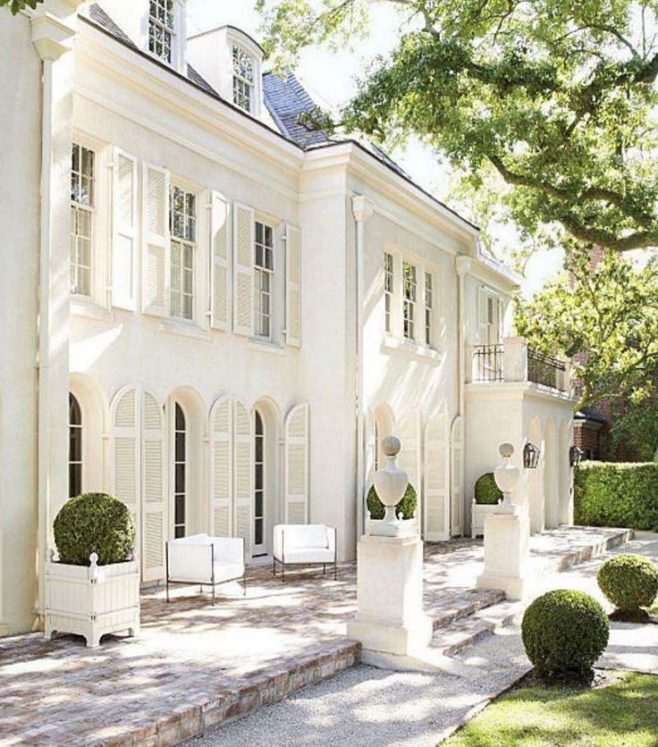 121 House Styles With A White Exterior Photos