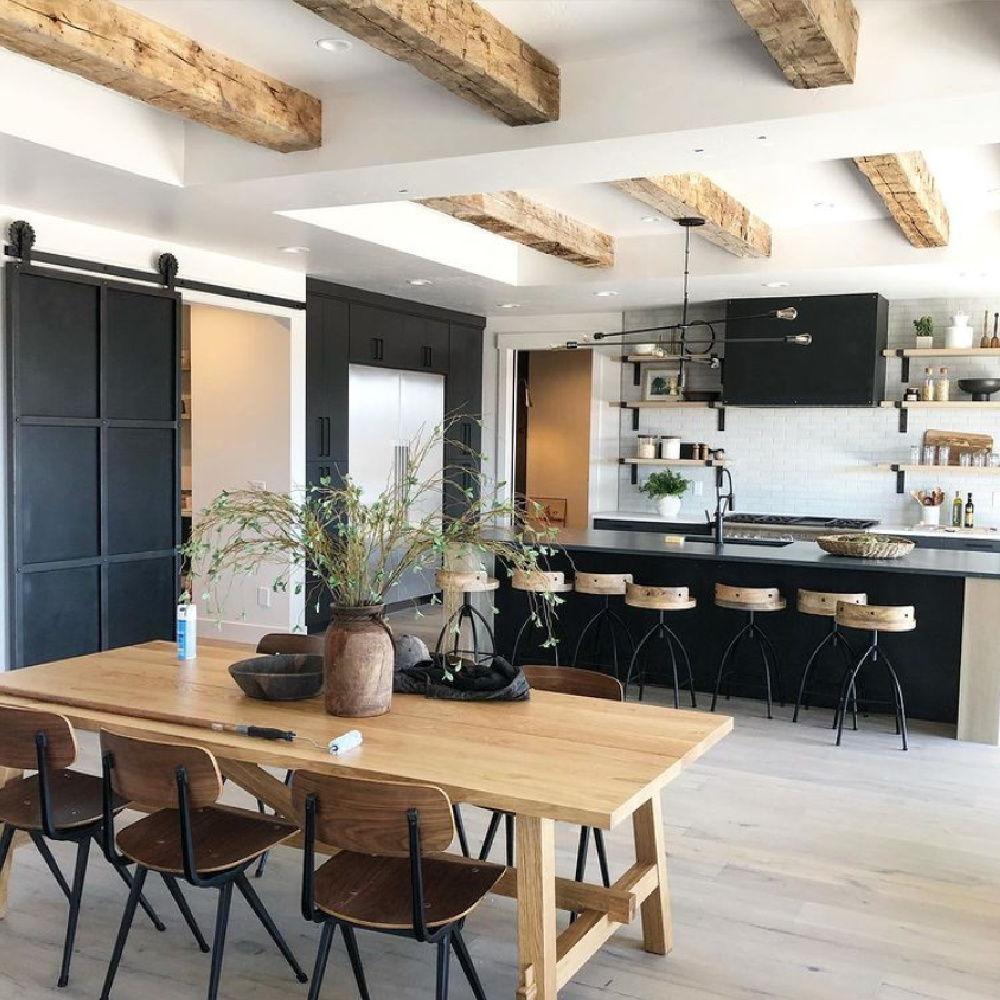 Modern farmhouse style kitchen with black, white, and natural accents. #modernfarmhouse #kitchendesign #blackandwhite