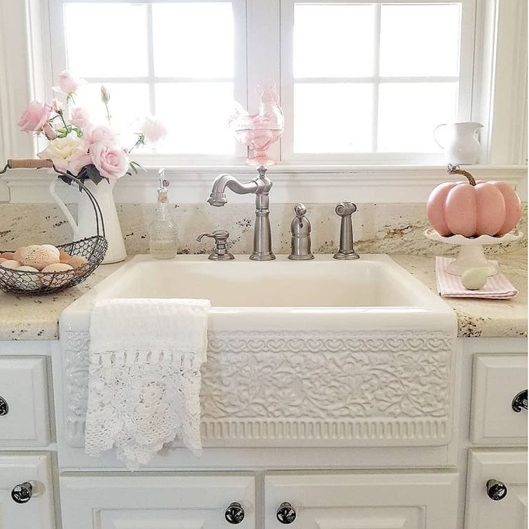 Gorgeous pattern on the apron front of this fireclay farm sink in a beautiful cottage style kitchen with pink accents - @happydaysfarm. #farmsinks #whitektichen #farmhousekitchens