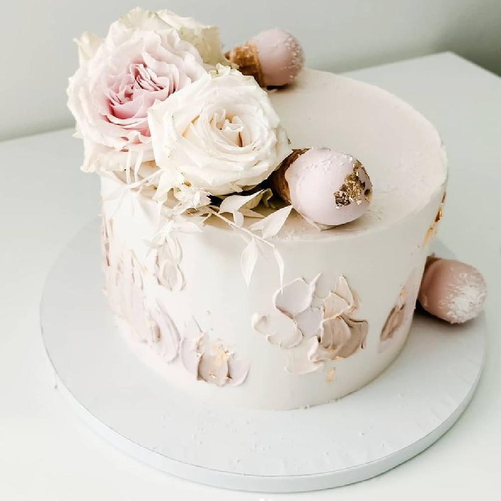 Gorgeous pale blush pink decorated layer cake with roses - @sweetinkbynatasa #rosecakes #cakedecorating #blushpink