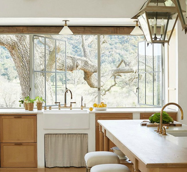 Patina Farm kitchen by Giannetti Home and Brooke Giannetti - OKL. #patinafarm #frenchfarmhouse #farmhousekitchen #whiteoakcabinets #farmsink #lanternpendant #brookegiannetti