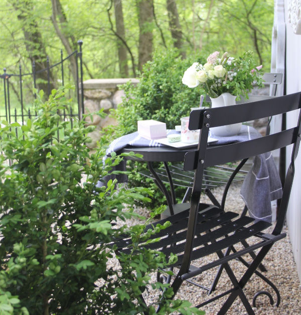 French country seagrass baskets with Frenchie black stripes are perfect for stowing summer essentials inside and out. #seagrassbaskets #frenchbaskets #homedecor #baskets #frenchcountrydecor #modernfrench #hellolovelystudio