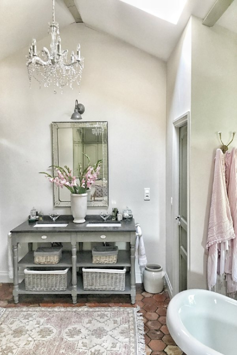 The renovated bathroom in this country house near Bordeaux by Vivi et Margot feels authentic and original. #bathroomdesign #frenchcountry #oldworldstyle #frenchhome #romanticbathroom